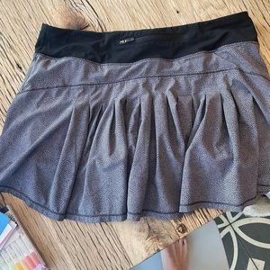 Lululemon tennis skirt sz 10 tall GUC